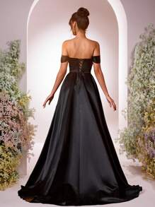 Glamrae Elegantes und wunderschönes schwarzes, luxuriöses, seidiges, handgemachtes Kleid mit Applikationen, Off-Shoulder Ausschnitt, transparenten Langärmeln, Spitzeneinsätzen und großer Schwingung. Geeignet für Hochzeitsveranstaltungen, Junggesellinnenabschiede, Feiertage, Tanzen, festliche Anlässe und Abendessen (aufwendiges Modell). Abendkleid für Hochzeitsgäste