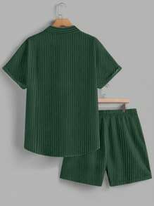 Manfinity RSRT Conjunto de camisa casual de manga corta de rayas verticales con un solo abotonadura para hombres, ideal para el verano