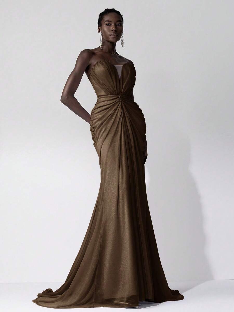 Elitara Elegante vestido de noche maxi con cola de sirena, cuello en V profundo, sin mangas, espalda descubierta y decoración con brillos, confeccionado en gasa plisada - Marrón - Ver 1