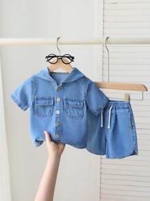 SHEIN 夏季男婴两件套牛仔套装，休闲时尚的幼儿装！清爽的浅蓝色调，宛如夏日的海洋。搭配简约T恤，或儿童单品，瞬间变身街头最酷的小宝贝。适合家庭出游、聚会、派对、户外活动等。