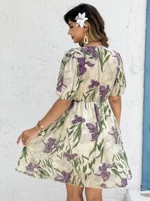 Flirla Vestido Elegante de Manga Curta com Estampa Floral, Decote em V, Renda e Aplicação em Plus Size - Multicolorido - Visão 2