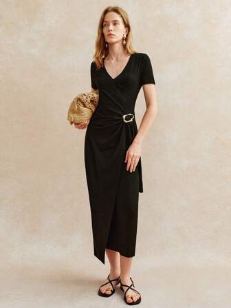 Écloséra 优雅V领短袖十字金属异形环可调节纽扣黑色拉丝春夏女装连衣裙