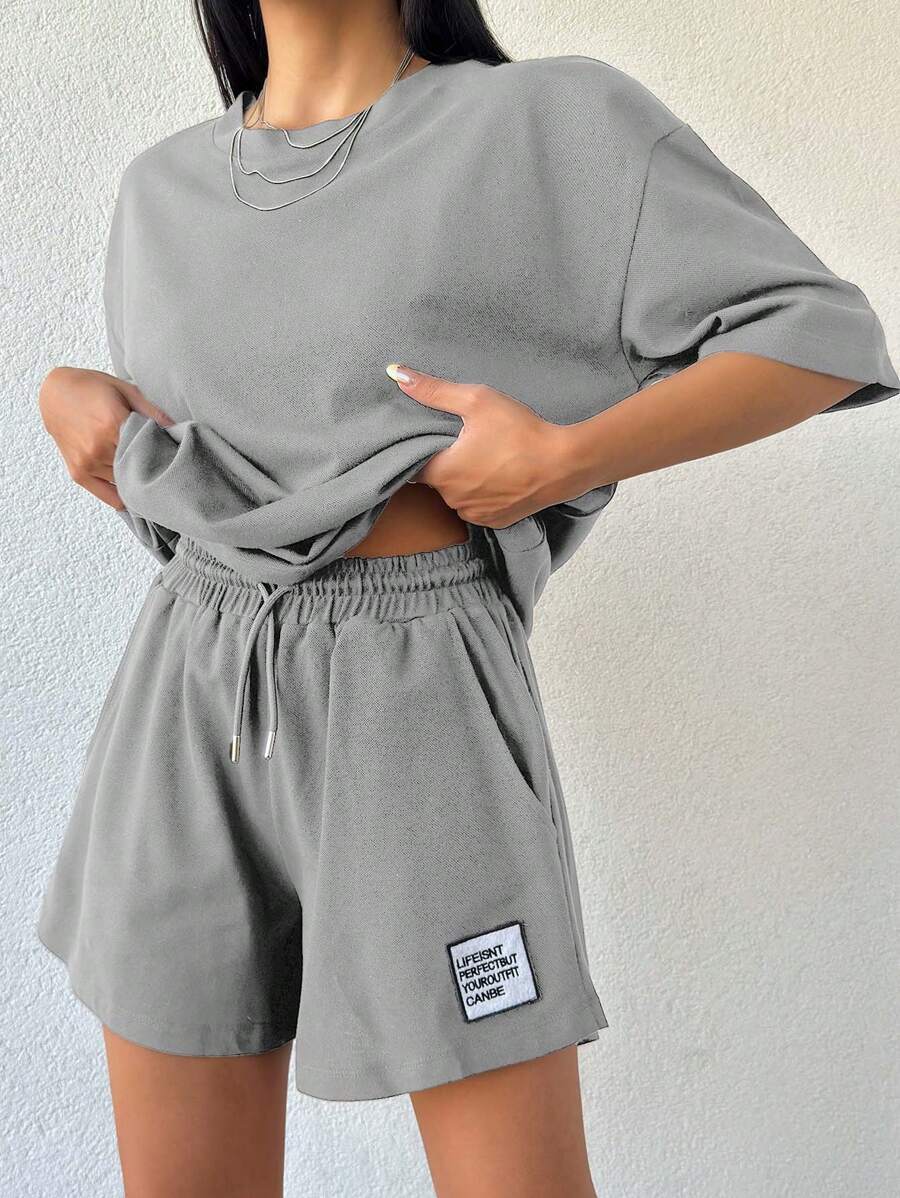 Camiseta de mujer de 100% algodón de color liso y shorts con detalles bordados