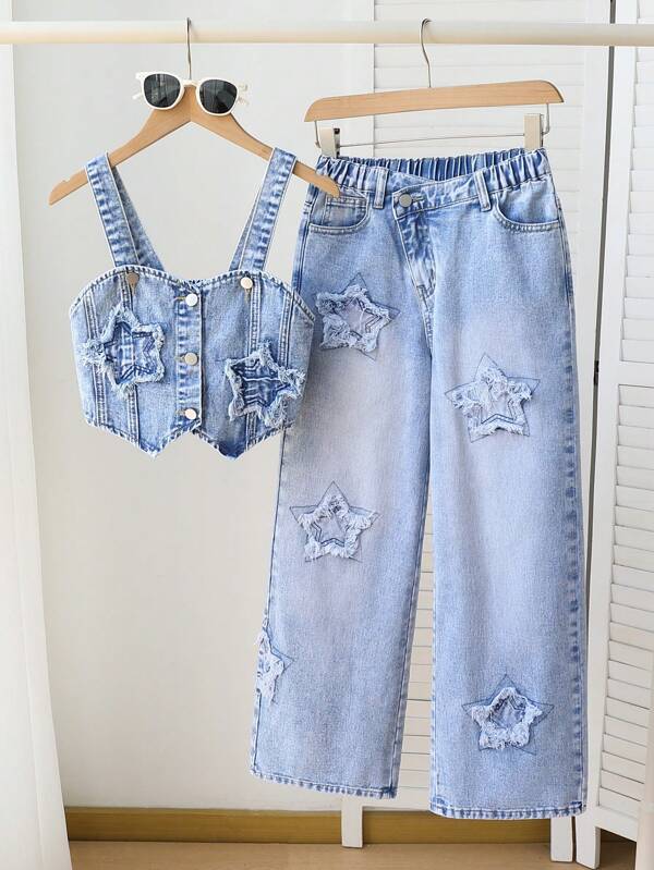Conjunto de 2 piezas de verano para niña de Denimly. ¡Permite looks personalizados y con estilo! Los elementos decorativos bordados en forma de estrella inyectan carácter en el denim sencillo. La camisola corta muestra una estética linda y juguetona, y los pantalones de pierna ancha crean una silueta favorecedor. Separados para un estilismo versátil. Adecuado para salidas de fin de semana, vacaciones en la playa, looks de campus o festivales de música, haciendo que la niña sea el centro de atención.