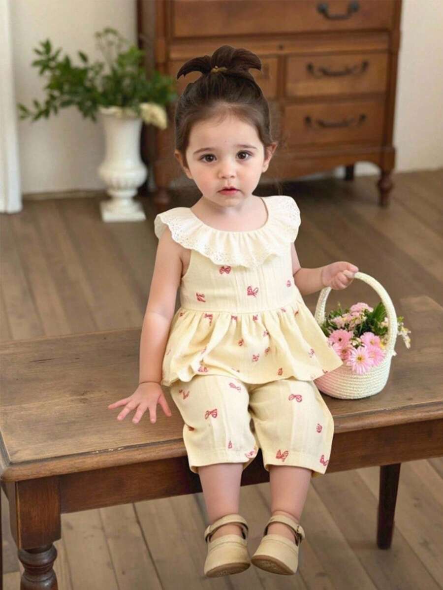 SHEIN Vintaside Kids 两件套女婴白色蕾丝边无袖短款上衣，带蝴蝶结和休闲长裤，舒适的春夏季度假服装，浅米黄色婴儿服装 - 杏色 - 查看 1