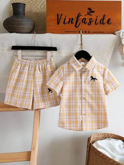 SHEIN 2pcs Set Young Boy Casual College Style Comfortable Horse Embroidered Logo Decor Collar Plaid Short Sleeve Shirt And Shorts, Suitable For Outing, School, Daily Gathering