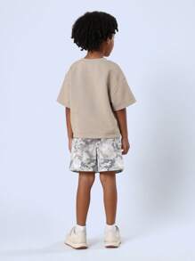 SUMWON Conjunto de ropa informal de dos piezas de tipo loungewear para niños con estampado de camuflaje de verano y diseño gráfico, ideal para juegos activos y actividades al aire libre