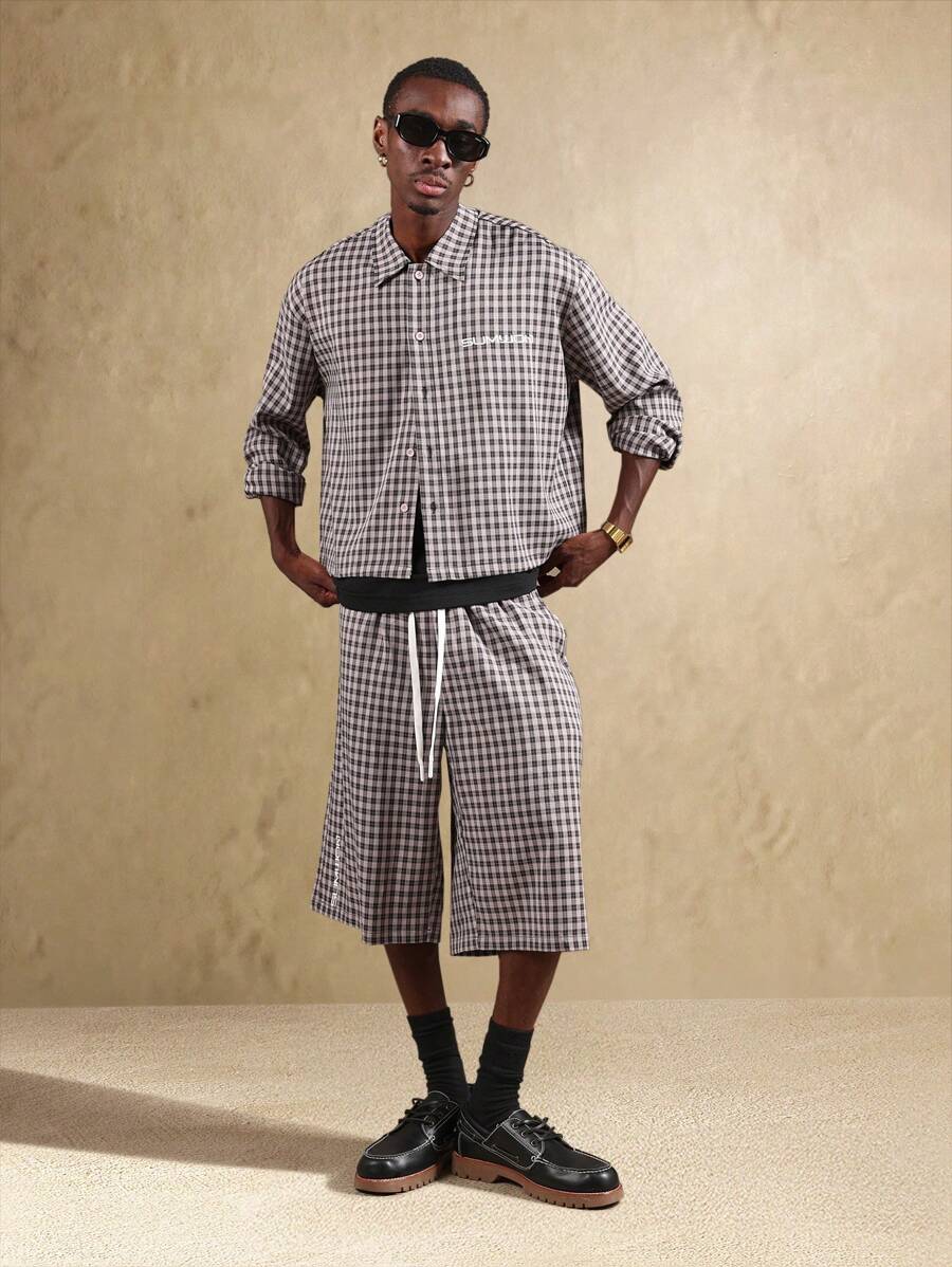Camisa de manga larga con botones de estilo urbano contemporáneo con estampado a cuadros coordinado con shorts anchos de verano recortados - Multicolor - Ver 1