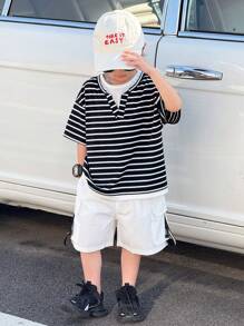 Camiseta de manga corta para niños pequeños con estilo coreano casual, suelta y a rayas con capa simulada. Versátil para el trayecto, la escuela, el uso diario casual, los deportes, adecuada para primavera/verano