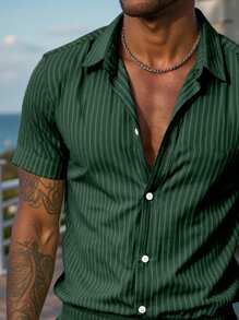 Manfinity RSRT Conjunto de camisa casual de manga corta de rayas verticales con un solo abotonadura para hombres, ideal para el verano