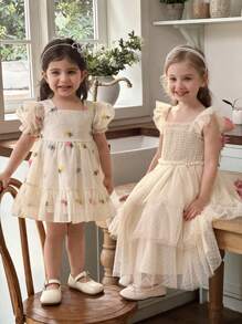 Vestido elegante de bebé niña con estampado floral de organza color albaricoque y dobladillo con volantes