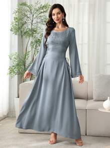 Al Najma 女士端庄优雅的阿拉伯连衣裙，珍珠饰边，腰部系带 - 銀色 - 查看 3