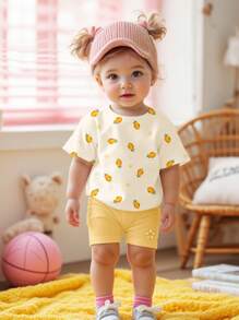 SHEIN LMoss Kids 淡黄色，可爱迷你柠檬花图案女婴休闲圆领短袖 T 恤和短裤两件套，适合春夏季假期 - 彩色 - 查看 5