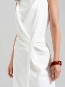 Ontre 女士教师装，7 月 4 日，度假风格，优雅款式，弹性，白色，针织面料，无袖，船领，扭纹前部细节，直下摆连衣裙，女式连衣裙，夏季服装，日常穿着