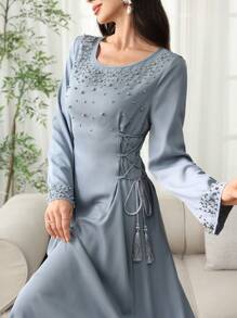 Al Najma 女士端庄优雅的阿拉伯连衣裙，珍珠饰边，腰部系带 - 銀色 - 查看 6