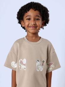 SUMWON Conjunto de ropa informal de dos piezas de tipo loungewear para niños con estampado de camuflaje de verano y diseño gráfico, ideal para juegos activos y actividades al aire libre