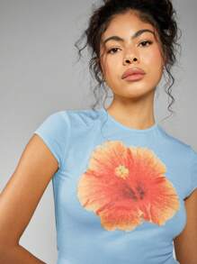 MISSGUIDED Crop top estivo con fiore di ibisco, stile Y2K, estetica da festival hawaiano, da spiaggia e surf, casual per il giorno, con maniche corte e fresco