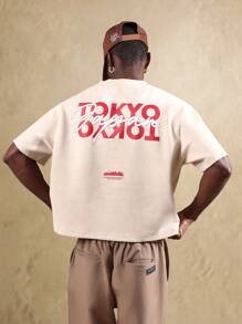SUMWON Camiseta de verano suelta con tipografía de estilo callejero japonés, de la colección esencial de studio, casual y urbana para festivales