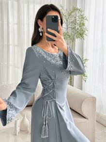 Al Najma 女士端庄优雅的阿拉伯连衣裙，珍珠饰边，腰部系带 - 銀色 - 查看 4