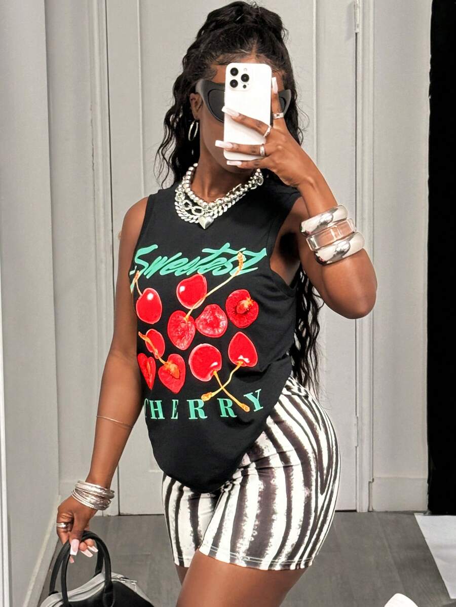 Slaydiva 2025新款夏季休闲街头运动风甜美少女圆领无袖宽松樱桃标语印花黑色长背心+修身斑马纹黑白条纹骑行裤超短裤女两件套-A