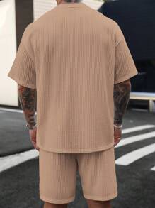 Manfinity Homme 男士纯色落肩休闲夏季圆领纹理 T 恤和短裤两件套休闲套装，舒适服装 - 卡其色 - 查看 2