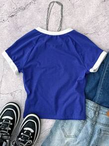 少女字母和旗帜印花短款紧身短袖 T 恤，撞色块，运动队制服，适合家庭户外春季野餐、日常穿着、运动比赛