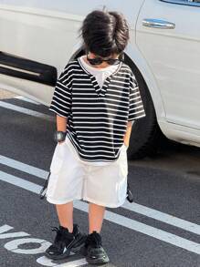 Camiseta de manga corta para niños pequeños con estilo coreano casual, suelta y a rayas con capa simulada. Versátil para el trayecto, la escuela, el uso diario casual, los deportes, adecuada para primavera/verano