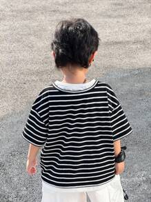 Camiseta de manga corta para niños pequeños con estilo coreano casual, suelta y a rayas con capa simulada. Versátil para el trayecto, la escuela, el uso diario casual, los deportes, adecuada para primavera/verano