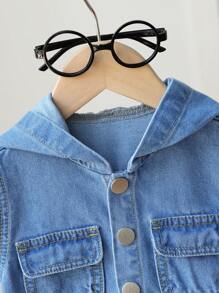 SHEIN 夏季男婴两件套牛仔套装，休闲时尚的幼儿装！清爽的浅蓝色调，宛如夏日的海洋。搭配简约T恤，或儿童单品，瞬间变身街头最酷的小宝贝。适合家庭出游、聚会、派对、户外活动等。