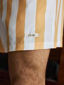 Manfinity VCAY Conjunto de camisa con cuello de solapa, botones delanteros y estampado floral de rayas para hombres - Amarillo - Ver 6