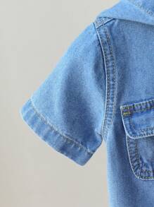 SHEIN 夏季男婴两件套牛仔套装，休闲时尚的幼儿装！清爽的浅蓝色调，宛如夏日的海洋。搭配简约T恤，或儿童单品，瞬间变身街头最酷的小宝贝。适合家庭出游、聚会、派对、户外活动等。