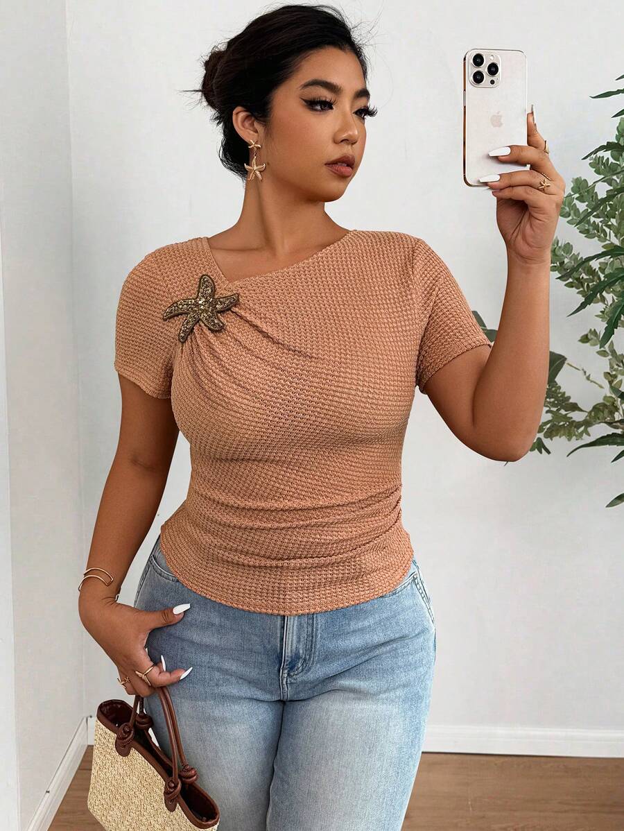 SHEIN LUNE Große Größen Lässig Urlaub asymmetrischer Kragen T-Shirt mit Seestern Deko - Braun - Übersicht 1