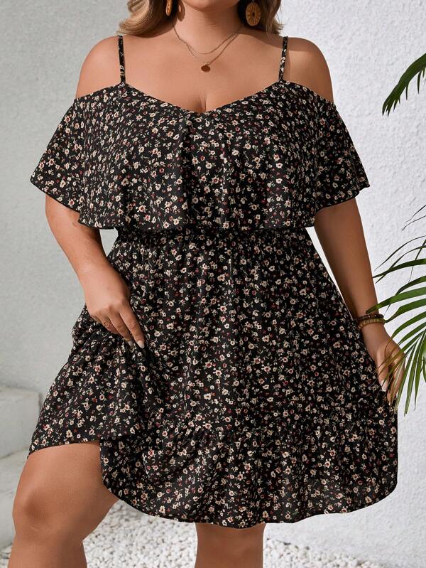 SHEIN CURVE+ Vestido de vacaciones con hombros descubiertos, volantes en el bajo y estampa floral pequeña para mujeres talla grande, para outfits de verano/campo/playa