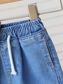 SHEIN 夏季男婴两件套牛仔套装，休闲时尚的幼儿装！清爽的浅蓝色调，宛如夏日的海洋。搭配简约T恤，或儿童单品，瞬间变身街头最酷的小宝贝。适合家庭出游、聚会、派对、户外活动等。