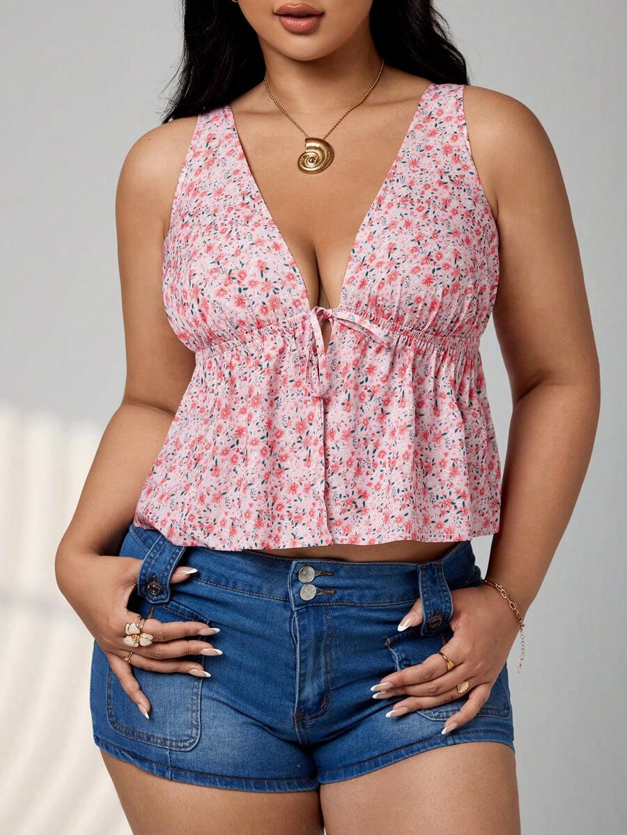 SHEIN ICON Blusa de tirantes con cuello en V, volantes y lazo delantero con estampado floral pequeño, para uso en vacaciones, tallas grandes - Multicolor - Ver 1