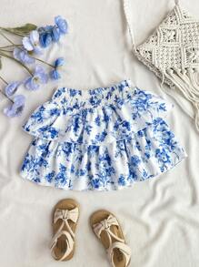 年轻女孩的荷叶边多层蛋糕裙，适合海滩度假