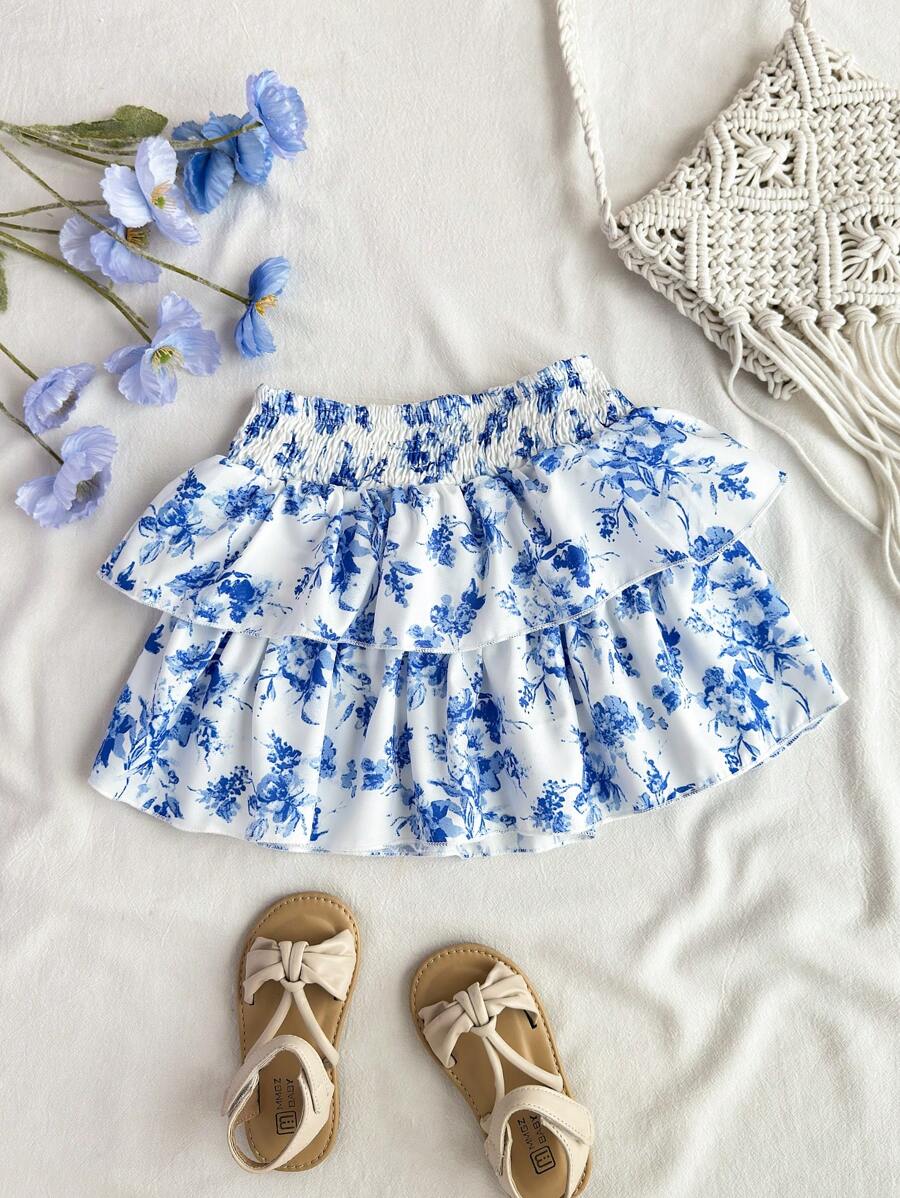 年轻女孩的荷叶边多层蛋糕裙，适合海滩度假