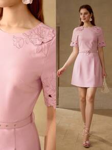 MOTF PREMIUM VESTIDO CEÑIDO CON BORDADO FLORAL - Rosa - Ver 1