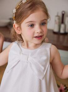 SHEIN Vestido sin mangas con volantes en el bajo y decoración de moño elegante en beige para niñas jóvenes - Blanco - Ver 5
