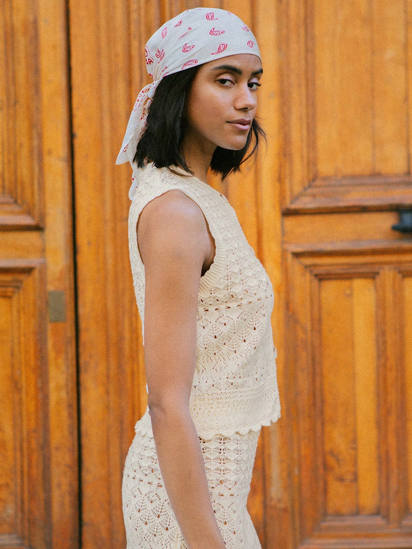 Top senza maniche lavorato a maglia e uncinetto con bottoni davanti e orlo a balze, adatto per vacanze, primavera ed estate