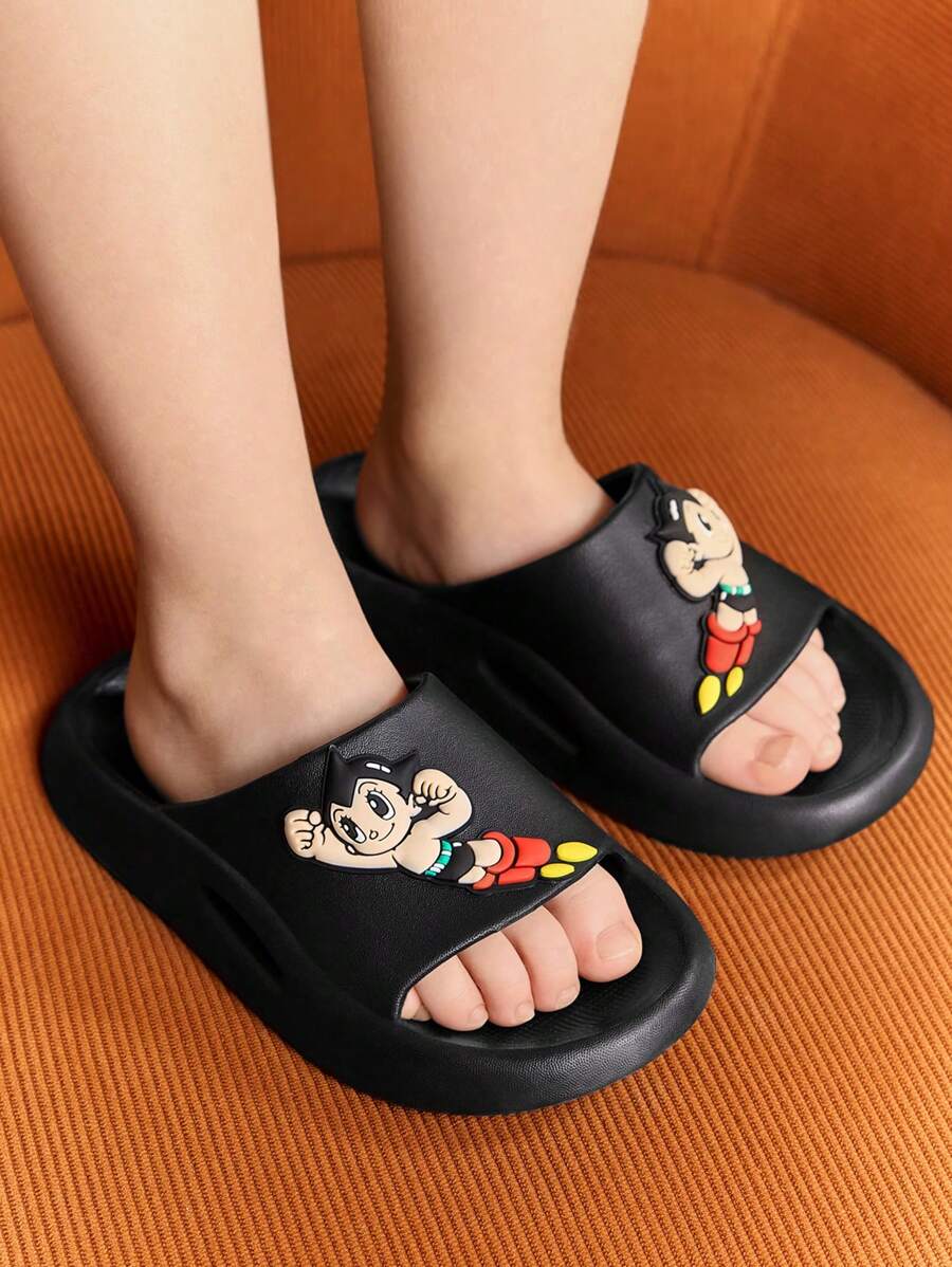 Astro Boy X SHEIN 黑色卡通男孩儿童拖鞋，EVA 材质轻质防滑，保护脚趾，可在潮湿环境中使用，适合幼儿和儿童在室内、浴室或海滩使用 - 黑色 - 查看 1