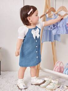 SHEIN Playful Pals 女婴优雅牛仔连衣裙，带蝴蝶结领、泡泡袖、松紧袖口 - 中等水洗藍 - 查看 1