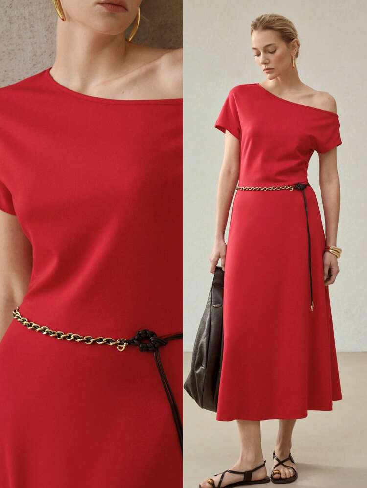 ROBE ASYMÉTRIQUE AU COU AVEC CEINTURE