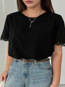 Dazy Plus Camiseta de manga corta casual holgada con cuello redondo y aplicación de encaje para mujer talla grande, color negro, tops estilo colegial