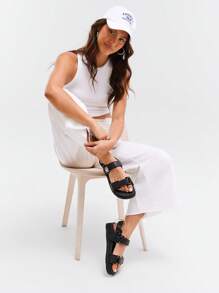 Solezae 畅销女式奢华金色锁扣可调节绑带露趾软鞋床厚底 PU 黑色凉鞋 - 舒适百搭，奢华魅力