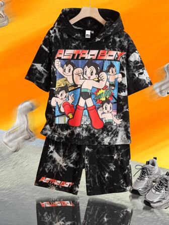 Astro Boy X SHEIN 青少年男孩卡通金属盾牌黑色扎染连帽短袖 T 恤和宽松短裤套装