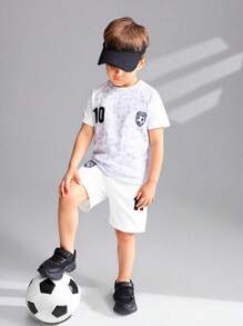 SHEIN Set de 2 piezas con camiseta de manga corta raglán con estampado de letras y pantalones cortos para niños