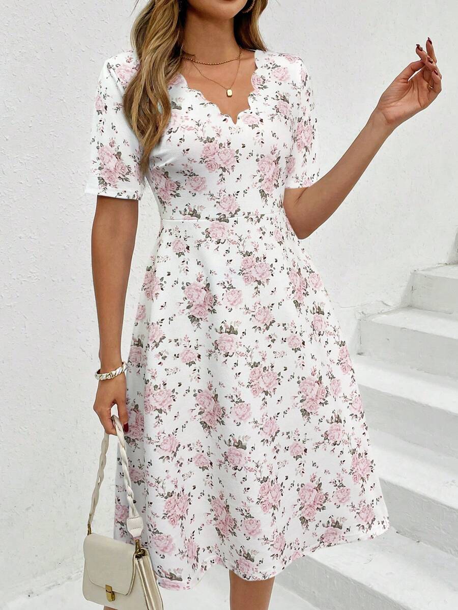 SHEIN Clasi Elegantes Damenkleid im A-Linie Schnitt mit V-Ausschnitt, Muschelsaum und blumenprint für den Sommerurlaub