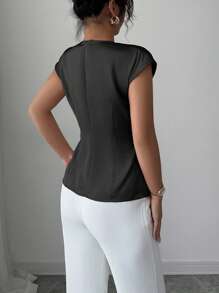 Elenzga 女士休闲优雅夏季绉布面料不对称领褶肩修身短款衬衫，适合工作和度假 - 黑色 - 查看 2