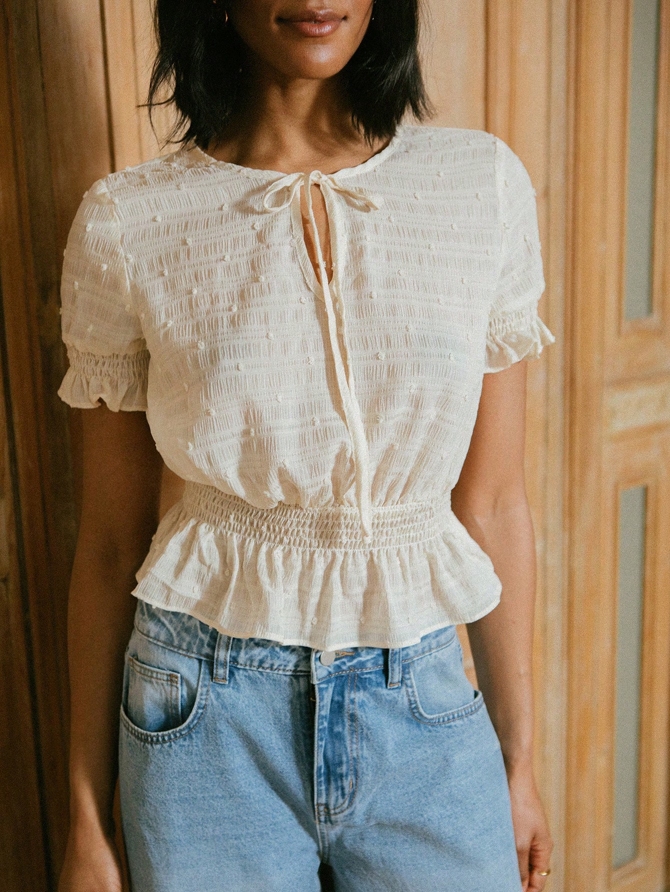 Top de Manga Curta Vintage Ecru com Textura, Cintura Ajustada, Bainha Franzida e Decote com Laço na Parte de Trás, Top de Volta às Aulas, Top de Outono para Mulheres